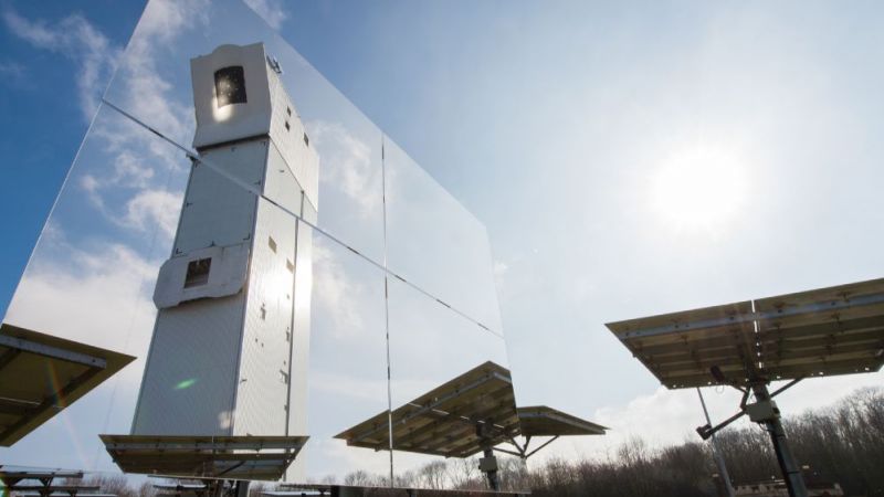 Spiegelung des Solarturm Jülich des Deutschen Zentrums für Luft und Raumfahrt.