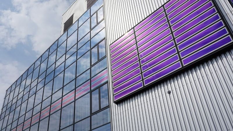 Eine Fassade mit integrierter Photovoltaik in Antwerpen. 