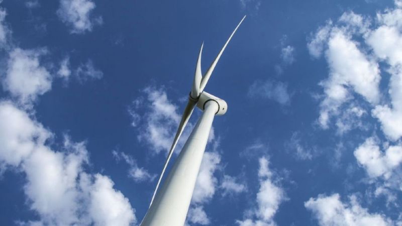 Das Bild zeigt eine Windenergieanlage.