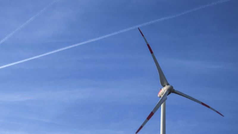 Rotorblätter einer Windenergieanlage vor blauem Himmel
