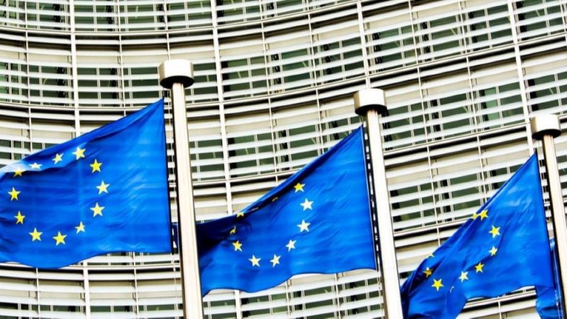 EU-Flaggen vor dem Gebäude der Europäischen Union in Brüssel
