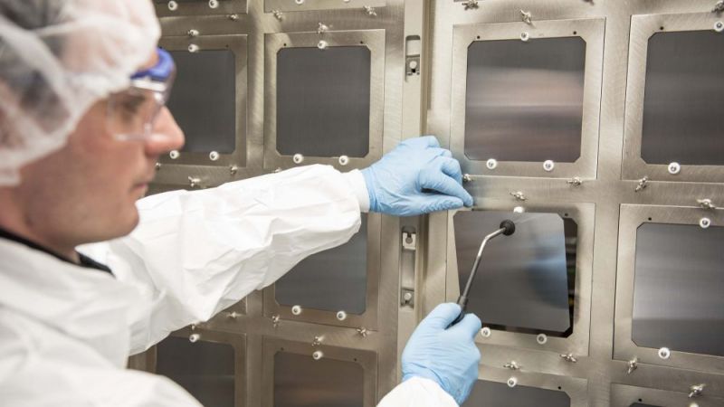 Ein Wissenschaftler prüft Tandemsolarzellen aus Silizium und Perowskit.