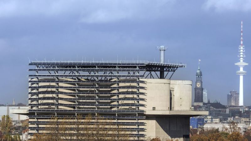 Der Energiebunker des Reallabors IW³ vor der Hamburger Skyline