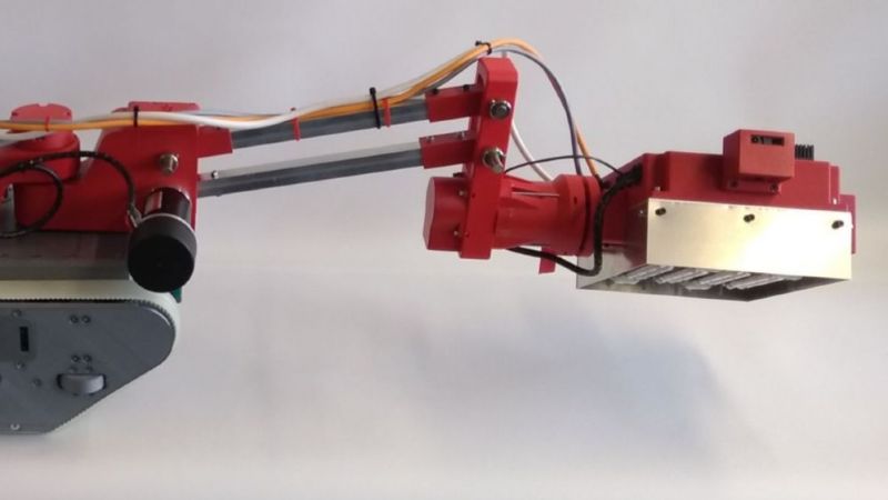 The newly developed thermography robot scans the inner cavity of the rotor blade.