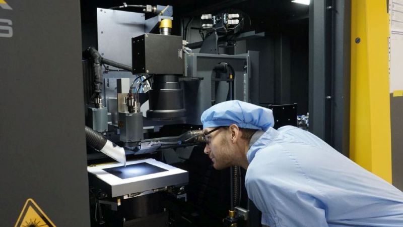 Das Bild zeigt einen Wissenschaftler des Fraunhofer ISE bei der Arbeit an einer Laser-Transfer und Feuer-Anlage.
