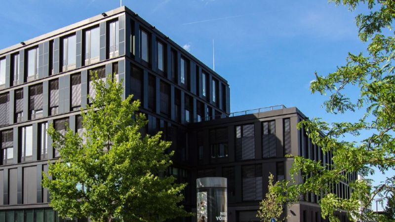 Die Fassade des neuen Institusgebäudes des Zentrum für Sonnenenergie- und Wasserstoff-Forschung Baden-Württemberg (ZSW) ist mit CIGS-Modulen ausgestattet