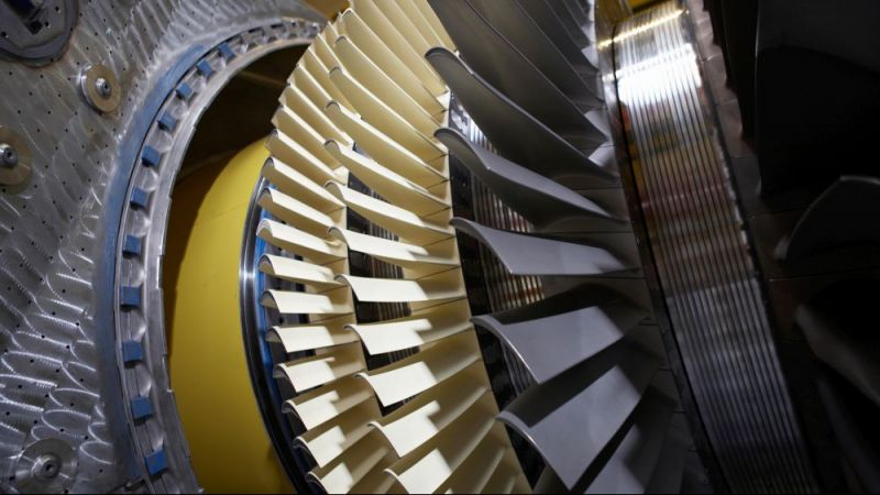 The picture shows a rotor of a Siemens gas turbine.