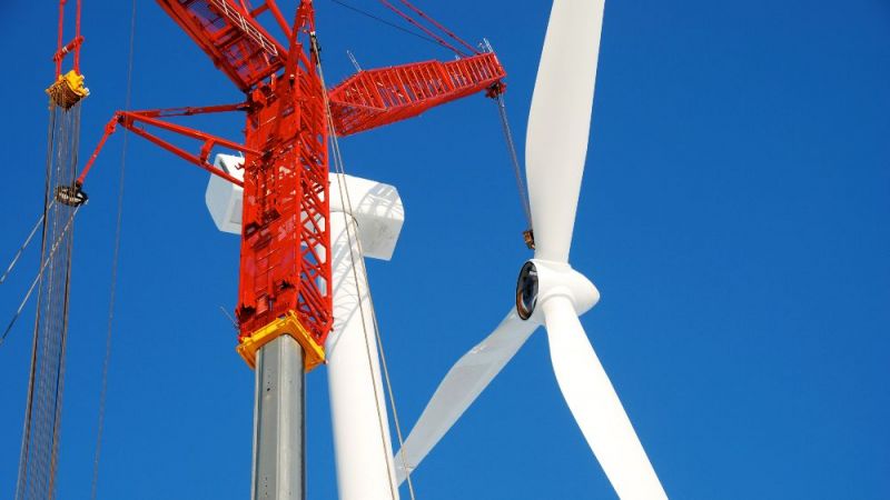 The symbol photo shows the assembly of a wind turbine of a wind energy plant.