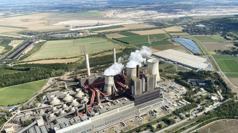 Die Foto zeigt eine Luftaufnahme des Kohlekraftwerks Weisweiler.
