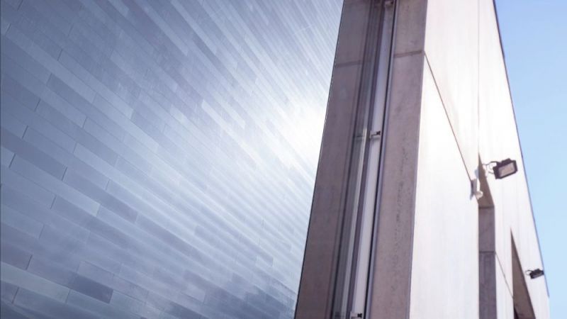 Matrix-Schindelmodule an einer Gebäudefassade