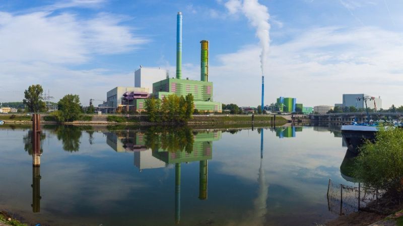 Das Titelbild zeigt das Gaskraftwerk Mainz-Wiesbaden am Rhein.