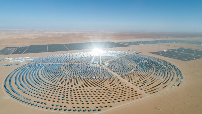 Ein Solarturmkraftwerk steht in der Wüste.