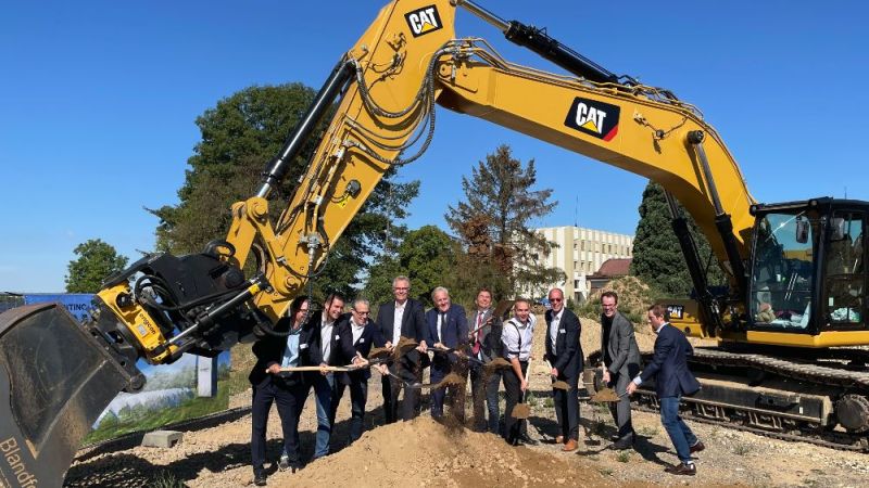 The cover image shows participants at the ground-breaking ceremony for the industrial test system for the production of solar fuels.