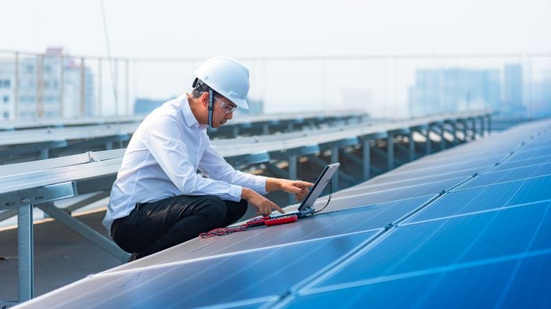 Symbolfoto: Ingenieur prüft den Betrieb einer Solaranlage.
