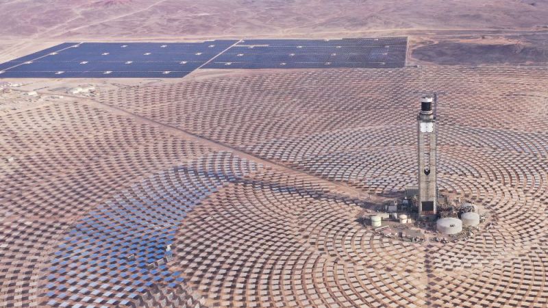 Aud dem Bild ist das im Bau befindliche Solarturmkraftwerk Cerro Dominador in Chile zu sehen. Es ist ein hybrides CSP/PV-Kraftwerk mit einer Leistung von 110 Megawatt CSP und 100 Megawatt Photovoltaik (links oben im Bild).