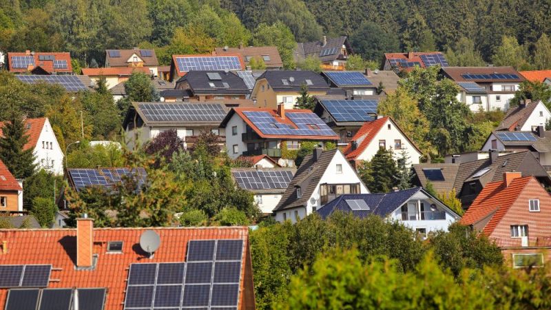 Symbolic photo: View of house roofs with photovoltaic systems.