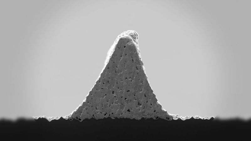 Image caption: Scanning electron microscope image of a solar cell front contact with a triangular cross-sectional area, printed with LIDE-structured glass foil stencil.