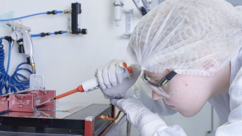 ZSW researcher manufacturing perovskite solar cells