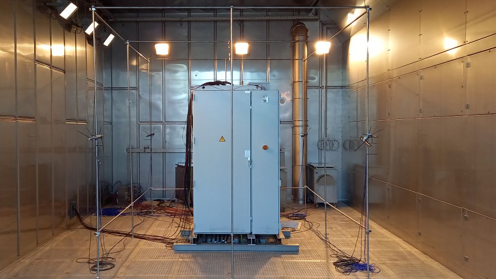 Das Foto zeigt einen Umrichterschrank im Messlabor HiPE-Lab in Bremen.