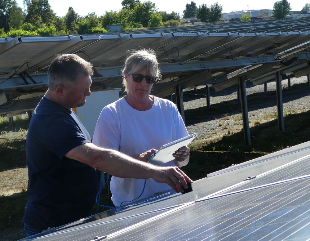 Analysis in the field: Dr Claudia Buerhop-Lutz and her colleague Dr Oleksandr Stroyuk spectroscopically examining the polymers in the solar park with NIRA (abbreviation for 