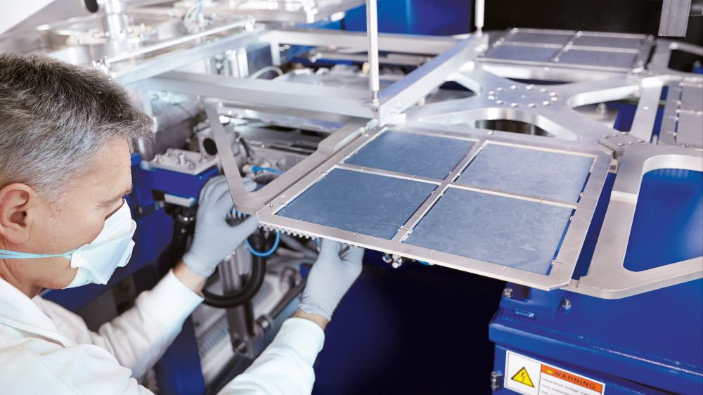 Das Foto zeigt wie sich mit neuen Verfahren Oberfläche, Rückseite und Kontakte von Photovoltaikzellen optimieren lassen, wie hier innerhalb des Forschungsprojekts ForTeS - Entwicklung fortschrittlicher Technologien zur Effizienzsteigerung von Silicium-Solarzellen der nächsten Generation.