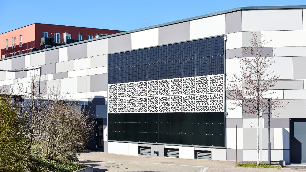 Pilotinstallation des Standard-BIPV-Fassadensystems am Fraunhofer ISE in Freiburg.