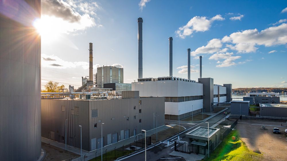 Das Foto zeigt eines der modernsten Kraftwerke Europas: Das Küstenkraftwerk Kiel verfügt über 20 individuell regelbare Gasmotoren, mit denen es sowohl Strom als auch Fernwärme für rund 70.000 Kunden produziert.