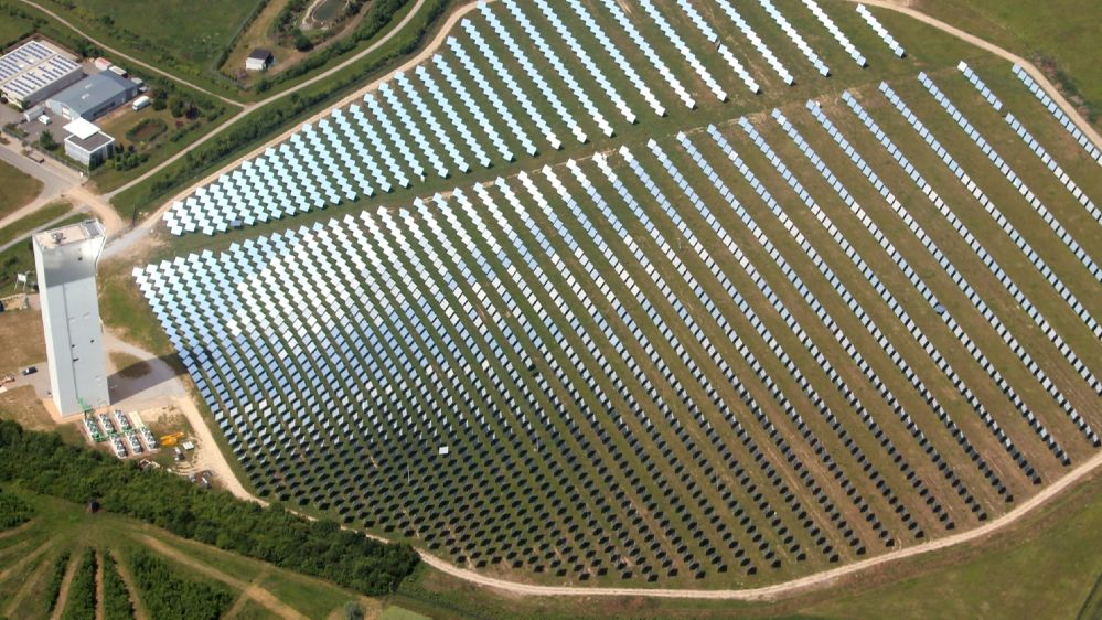 Das Foto zeigt ein solarthermisches Kraftwerk. Diese benötigen intensive Sonneneinstrahlung, deshalb existieren in Deutschland nur Versuchsanlagen.