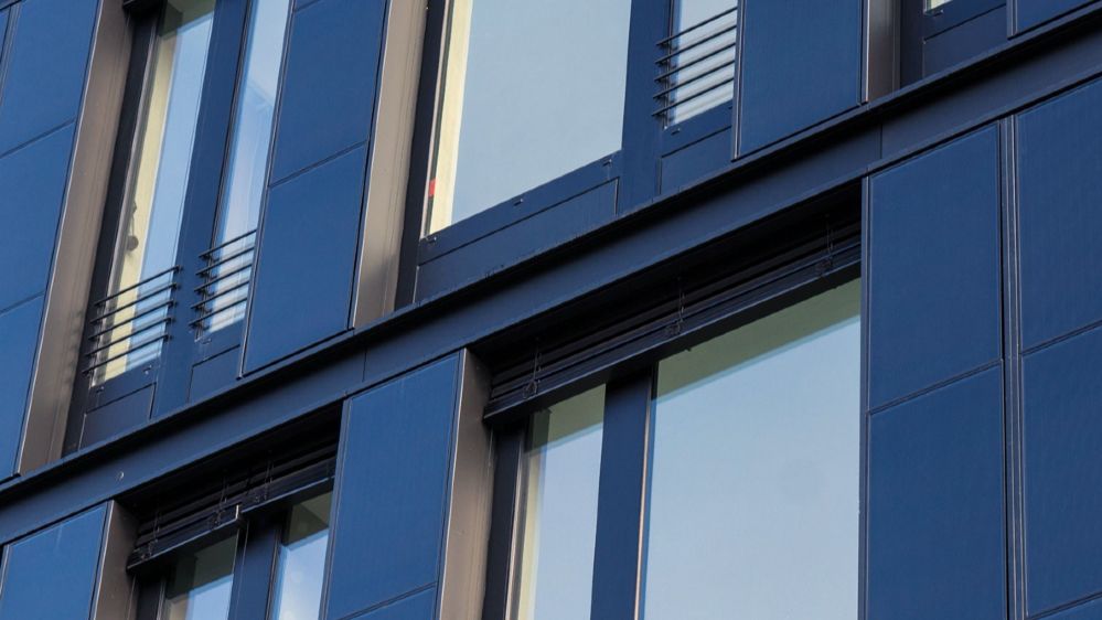 Ansicht einer Gebäudefassade mit integrierter Photovoltaik.