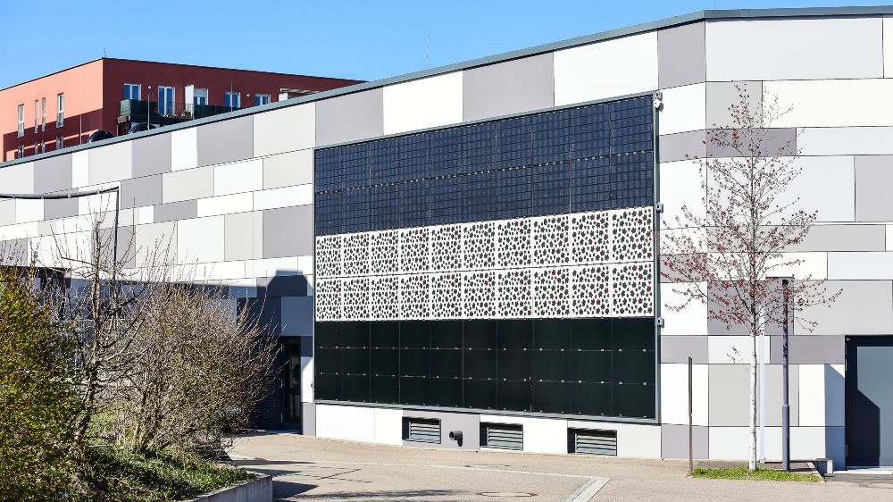Photovoltaic modules, substructure and electrics: The pilot installation of the facade system, which was developed in the Standard-BIPV project, combines innovations from all these areas.
