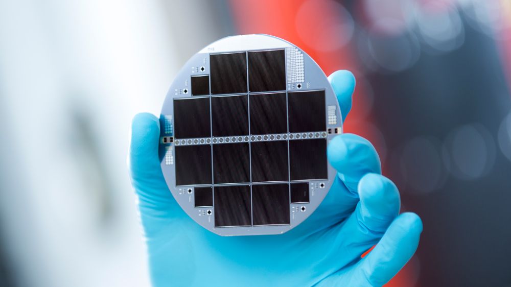 Higher efficiency thanks to tandem and multi-junction solar cells: This is a multi-junction solar cell made from III-V semiconductors and silicon which converts exactly one third of the sunlight into electricity.