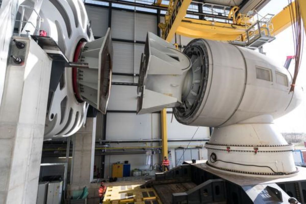 The nacelle of a 3 megawatt turbine from the ENERCON project partner undergoes tests in the DyNaLab that are relevant for certification.