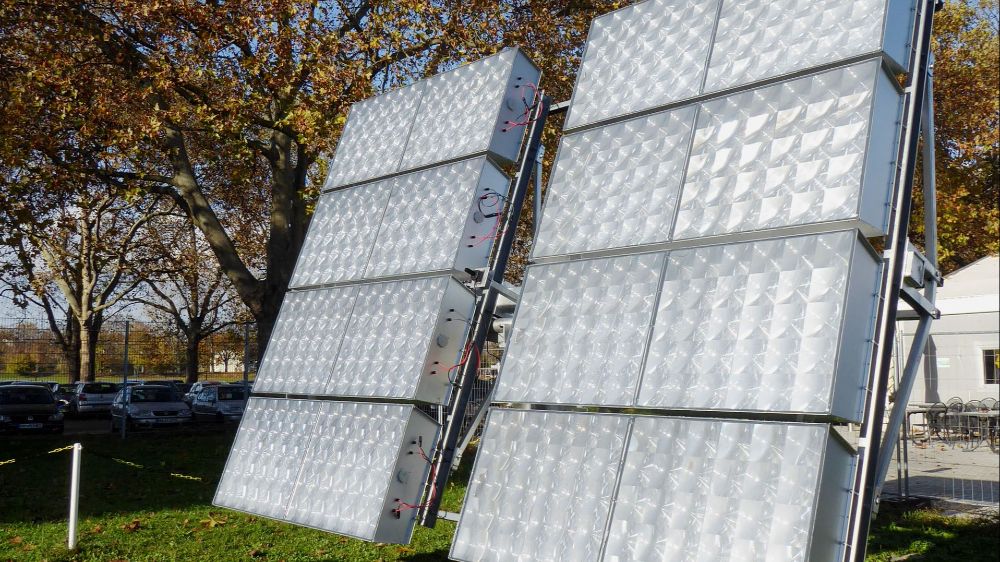 Das Foto zeigt Konzentrator-Photovoltaik-Module fertig installiert auf einer zweiachsigen Nachführeinheit (Tracker) in Heilbronn.