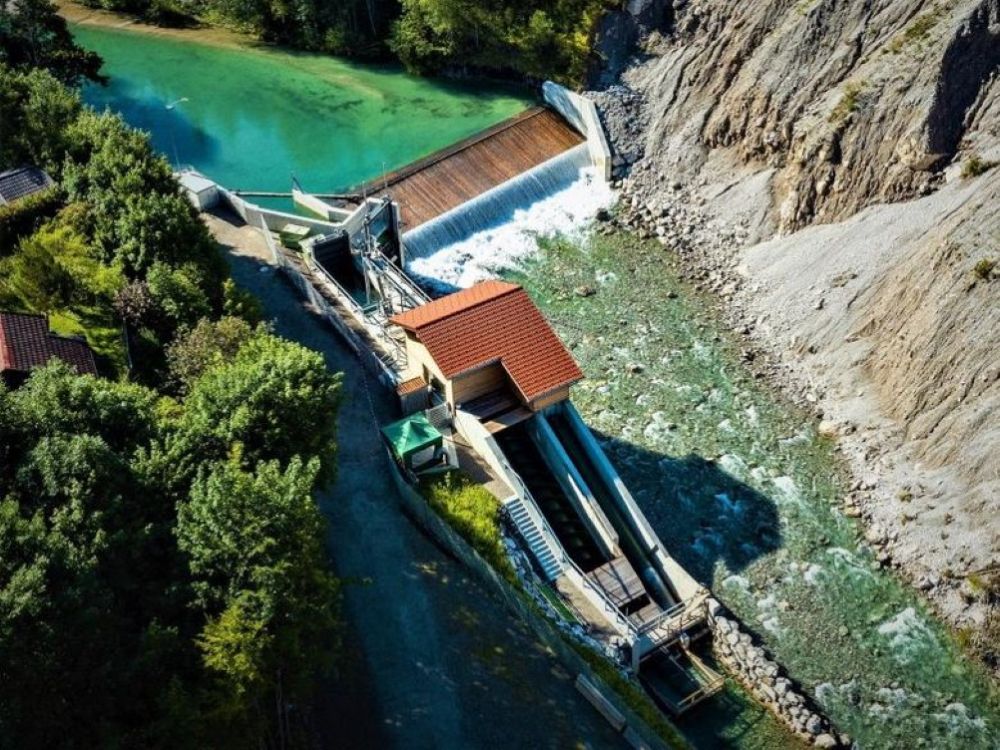 Das Foto zeigt die Wehranlage am Wasserkraftwerk Hinterstein.
