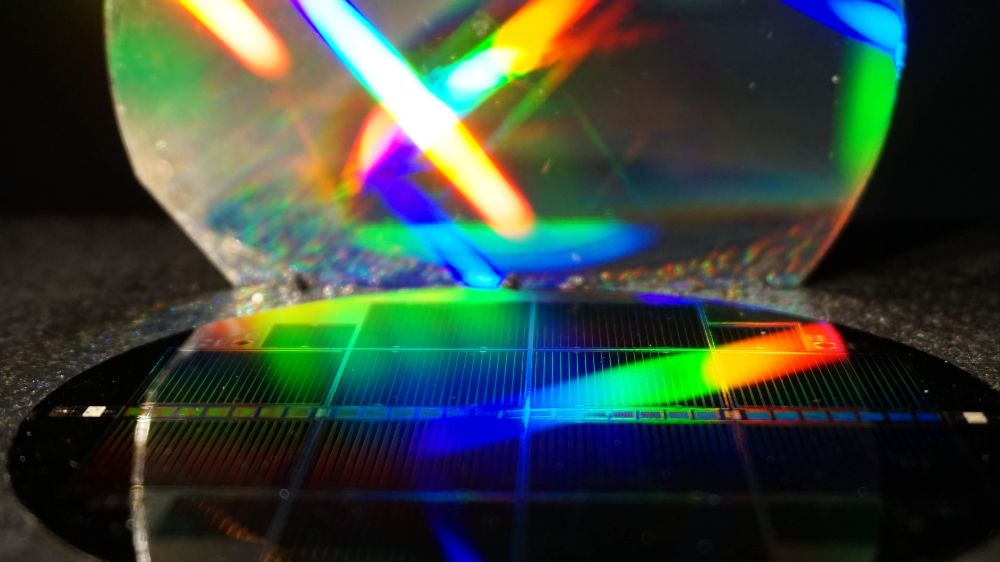 The rainbow colours show the diffraction of sunlight by a mirror with a nano-structured lattice, which was applied to the rear side of the silicon subcell.