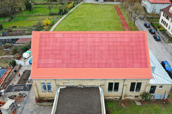 Im Rahmen des Forschungsprojekts „PVHide“ wurde eine ziegelrote Photovoltaikanlage direkt in das Dach eines historischen Gebäudes integriert.