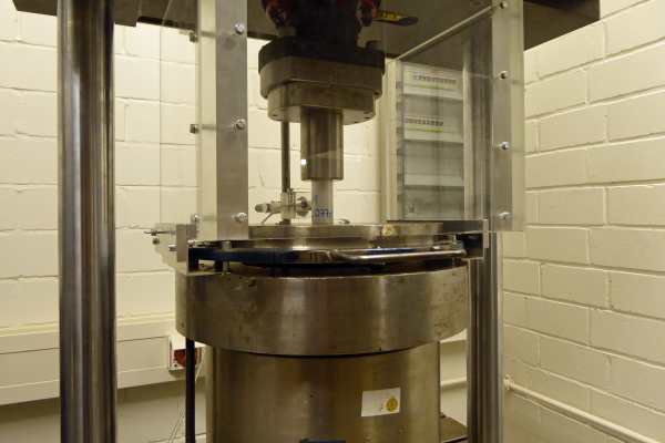 The developed test stand can be used to generate high-frequency pressure threshold loads on concrete cylinder samples.