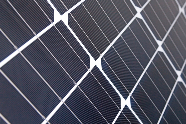 Photovoltaik-Modul aus halbierten Solarzellen, um die Leistung des Moduls zu optimieren.