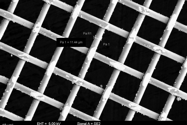 Das Foto zeigt eine Rasterelektronenmikroskop-Aufnahme eines feinmaschigen Siebgewebes mit einem Drahtdurchmesser von 11 Mikrometer.