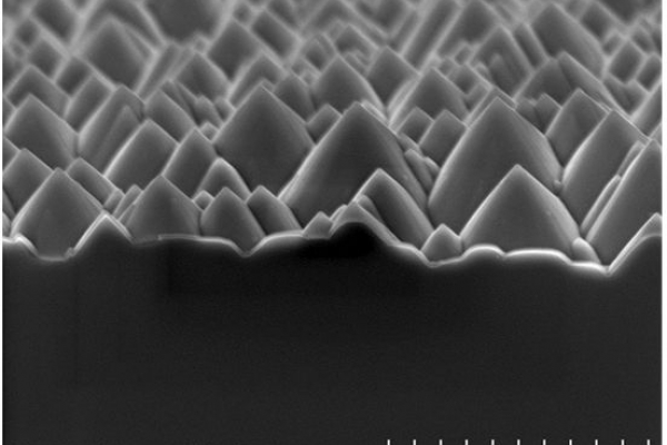 Die REM-Aufnahme zeigt kleine Pyramiden der texturierten Oberfläche von Siliziumwafern.