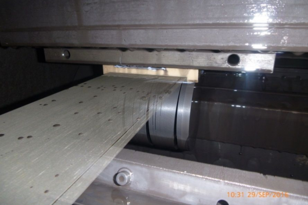The photo shows a wafered silicon block after sawing in the wire saw with an adapted wire field.