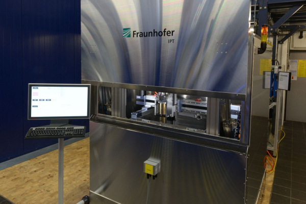 Der Hochleistungs-Laserversuchsstand am Fraunhofer IPT. Die Aachener Forscher haben einen Prüfstand mit einem Laser aufgebaut, der eine Lichtleistung bis zu 30 Kilowatt erreicht.
