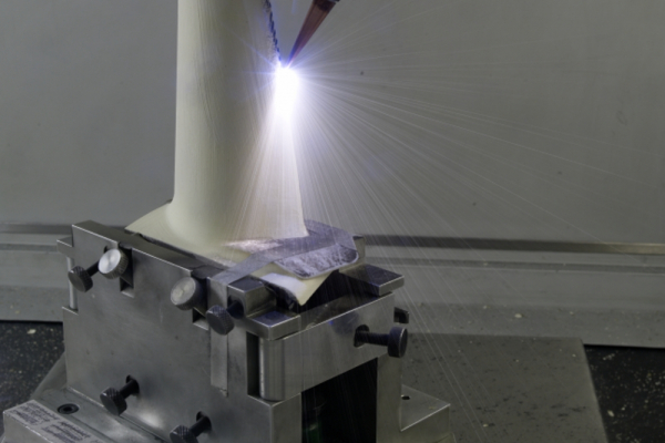 Finely structured cooling air openings are drilled into the turbine blades using a laser method.